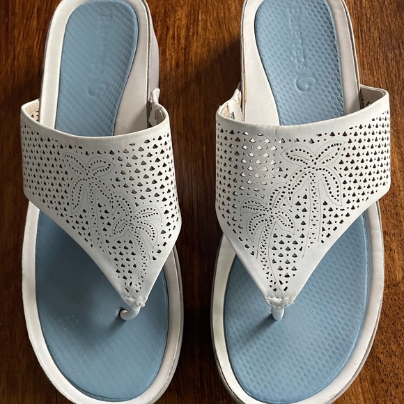 Baretraps White Palm tree Sandal. Size 8 M - Picture 2 of 6